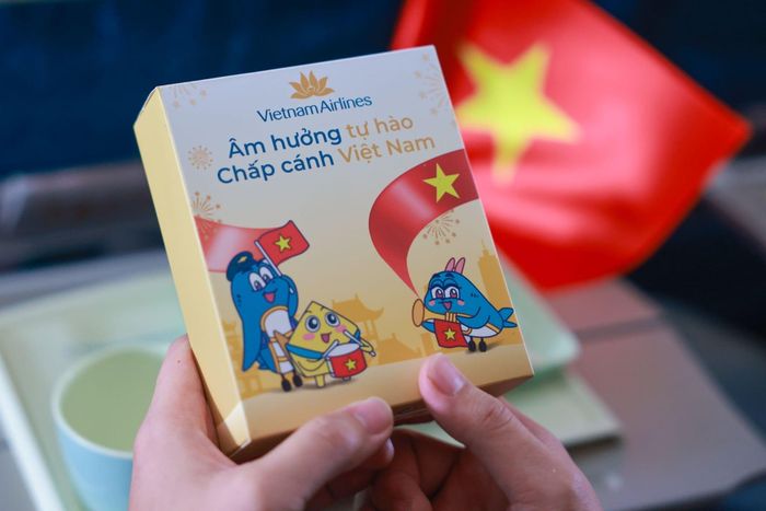 Các thí sinh Hoa hậu Việt Nam và tiếp viên Vietnam Airlines trao quà blind box phiên bản giới hạn mascot chủ đề 2/9 tới hành khách sau chương trình âm nhạc. Chuyến bay hạ cánh tại sân bay Tân Sơn Nhất lúc 10h10.
