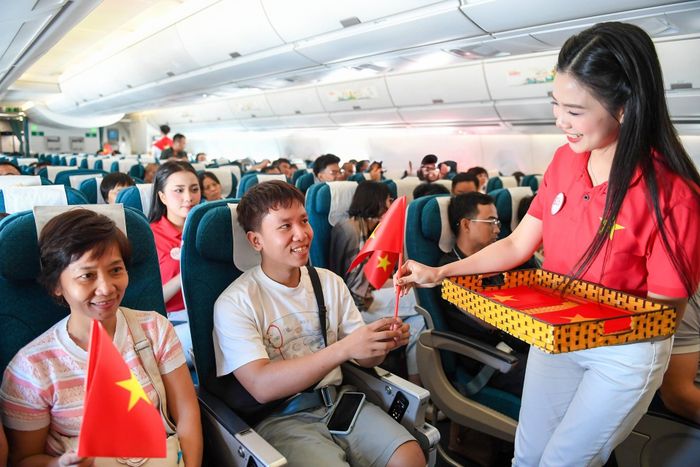 Khi đạt độ cao hành trình, các thí sinh Hoa hậu Việt Nam đi dọc khoang trao những lá cờ Tổ quốc. Sắc đỏ dần xuất hiện trên các hàng ghế.