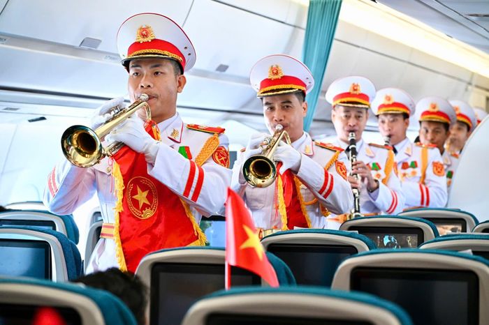 Màn biểu diễn ấn tượng của cán bộ, chiến sĩ Đoàn nghi lễ quân đội bằng nhạc cụ ngay trên khoang máy bay. Ba giai điệu “Đất nước trọn niềm vui”, “Nối vòng tay lớn” và “Như có Bác Hồ trong ngày đại thắng” lần lượt vang lên trên hành trình từ Hà Nội đến TP.HCM.