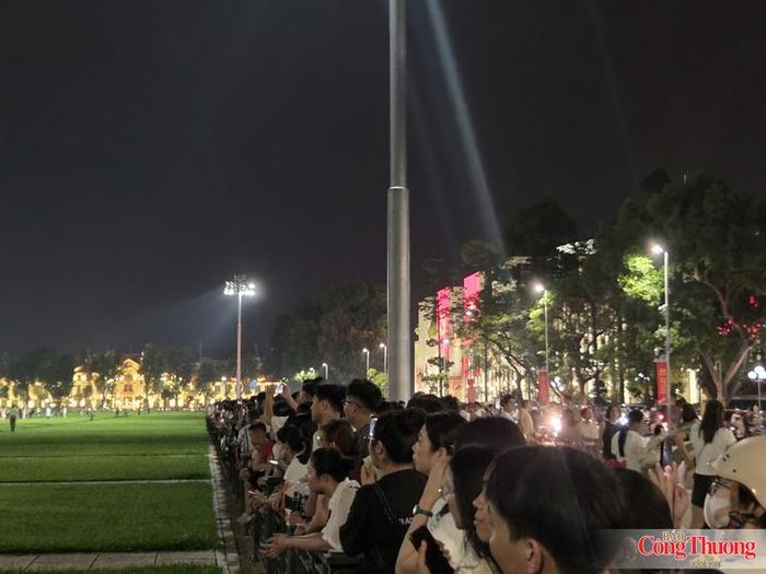Hàng nghìn người chăm chú hướng về phía cột cờ, chờ đón thời khắc diễn ra Nghi lễ hạ cờ tại Quảng trường Ba Đình.