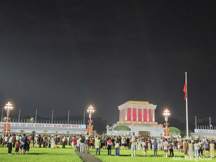 Đúng 21 giờ, nghi lễ hạ cờ bắt đầu.