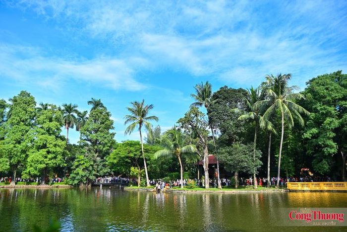 Dịp kỷ niệm Quốc khánh 2/9 năm nay, không khí thiêng liêng, ấm áp lại lan tỏa khắp khu vực Khu di tích Phủ Chủ tịch, khi dòng người nối dài xếp hàng chờ đợi để được vào thăm nơi sống và làm việc của Người.