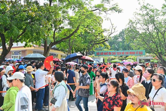 Ghi nhận của phóng viên Báo Công thương sáng 1/9, ngay từ sớm, người dân đã xếp hàng dài trên đường Ngọc Hà để vào viếng Chủ tịch Hồ Chí Minh.