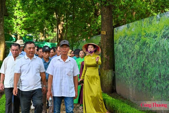 Ai cũng xúc động khi nghe các hướng dẫn viên kể lại những câu chuyện về Bác Hồ.