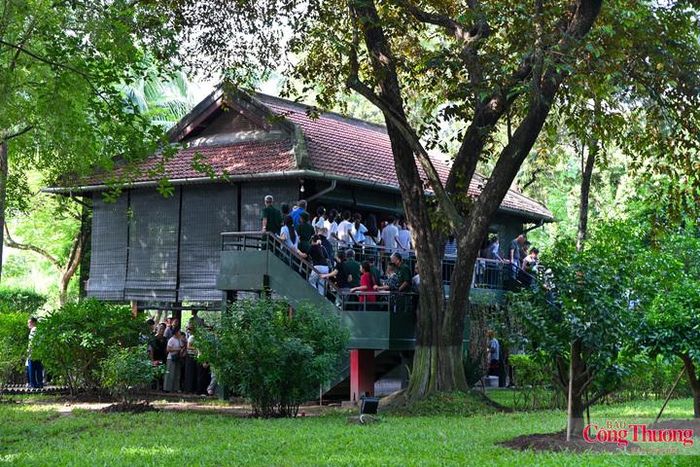 Trong không khí trang nghiêm, tất cả đều thành kính bày tỏ lòng biết ơn vị cha già kính yêu của dân tộc Việt Nam.