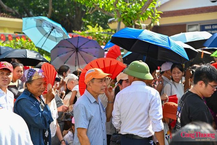 Dù thời tiết sáng nay khá nóng bức nhưng người dân từ khắp mợi miền đất nước vẫn xếp hàng ngay ngắn để được vào viếng vị cha già dân tộc.