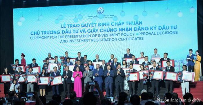 Trao quyết định chủ trương và chứng nhận đăng ký đầu tư hơn 100 công trình, dự án, tổng vốn khoảng 920.000 tỷ đồng, tương đương khoảng 36 tỷ USD tại Hội nghị Xúc tiến đầu tư tỉnh Tây Ninh năm 2026.
