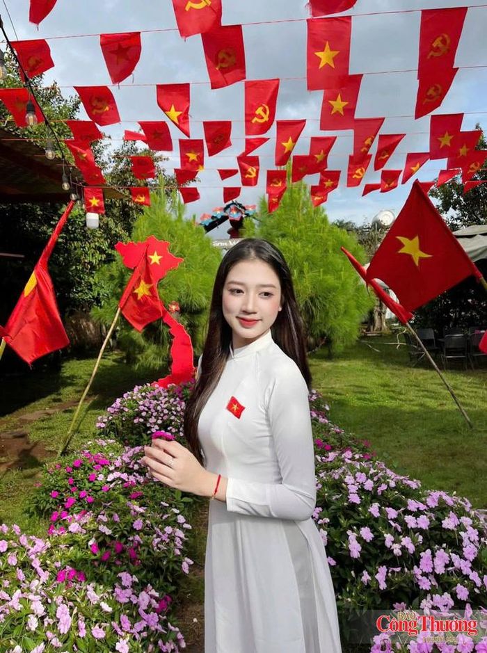 Tại nhiều quán cà phê, hình ảnh người dân trong trang phục đỏ, áo dài, quân phục cùng không gian trang trí cờ Tổ quốc cũng tạo nên những khung hình đầy màu sắc.