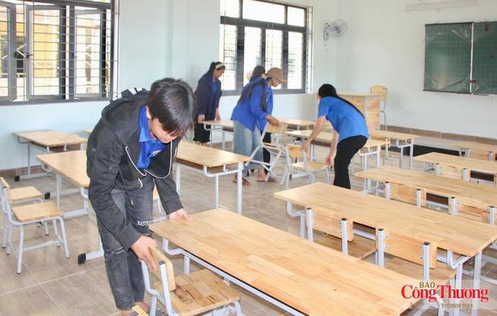 Các em học sinh góp sức vào các công đoạn sắp xếp bàn ghế tại Trường Phổ thông nội trú Tiểu học và THCS Ia Púch.