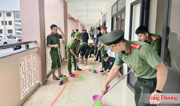 Vệ sinh hành lang sạch sẽ, sẵn sàng đón các em học sinh vào năm học mới.