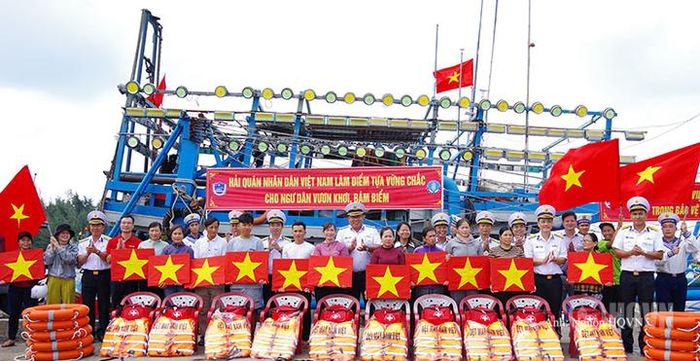 Hải quân Việt Nam đồng hành cùng ngư dân vươn khơi, bám biển. 