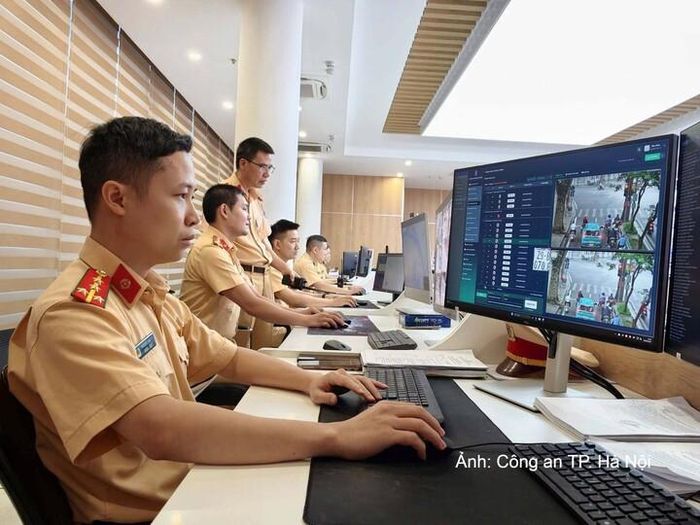Lực lượng Cảnh sát giao thông thực hiện phân tích dữ liệu giao thông tại Trung tâm Thông tin chỉ huy Công an TP. Hà Nội.