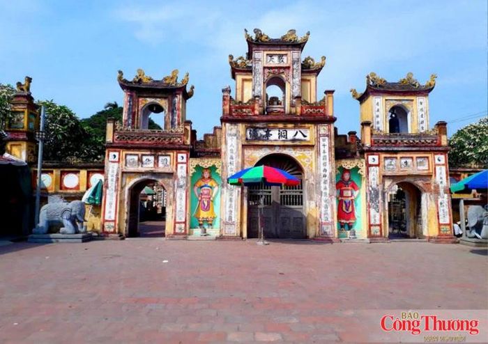 Đền Đồng Bằng thuộc xã Đồng Bằng (tỉnh Hưng Yên) là nơi phụng thờ Đức Vua Cha Bát Hải Động Đình.