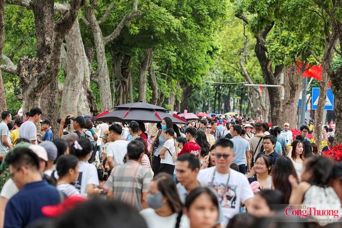 Không khí Quốc khánh cũng rộn ràng hơn bao giờ hết tại Hồ Gươm, khi hàng vạn người dân đổ về vui chơi, dạo phố và hòa mình vào không khí đặc biệt của những ngày 2/9.