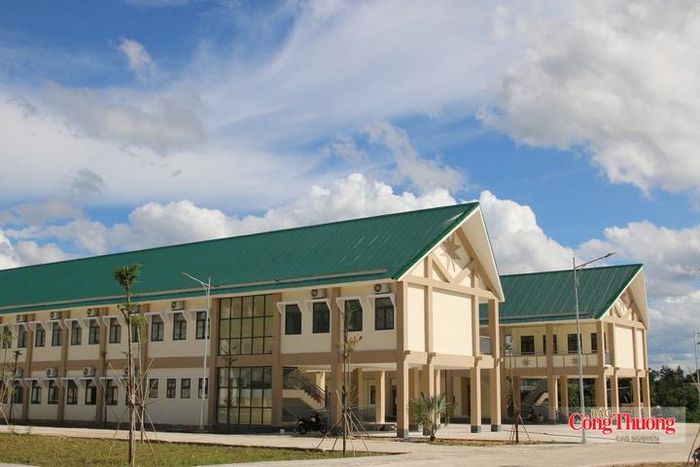 Những ngôi trường nội trú liên cấp vừa được đầu tư xây dựng khang trang, đồng bộ phục vụ việc học tập của học sinh vùng biên giới.