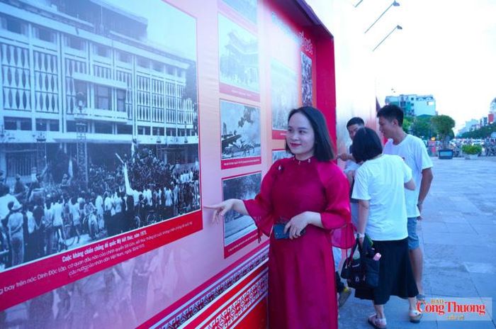 Người dân tìm hiểu các hình ảnh trưng bày 