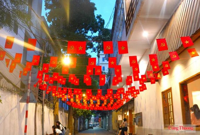 Những con đường rực sáng cờ, đèn trong đêm 