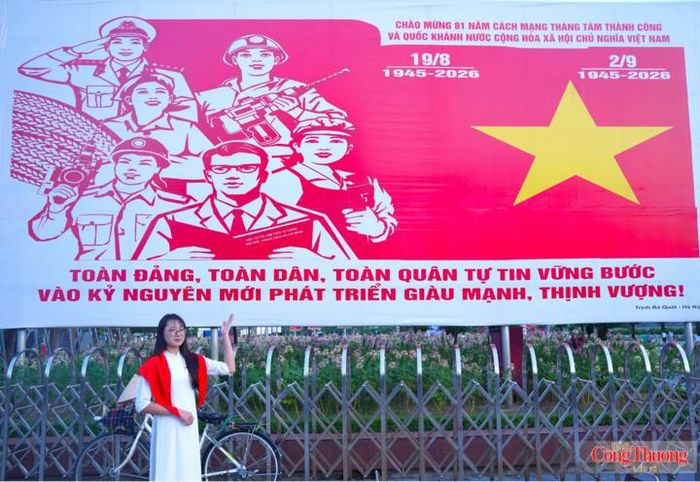 Các bạn trẻ thể hiện niềm vui, niềm tự hào về ngày Quốc khánh, và lịch sử dân tộc 
