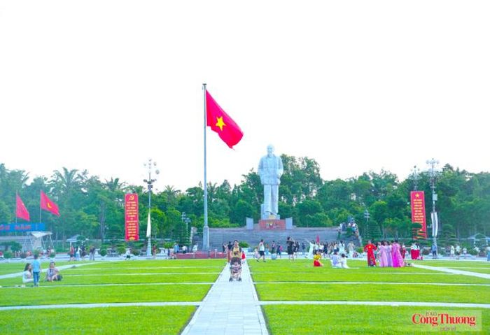 Tại Quảng trường Hồ Chí Minh, đông đảo người dân, du khách đã đến tham quan, vui chơi, ghi lại những khoảnh khắc thiêng liêng dịp Quốc khánh 