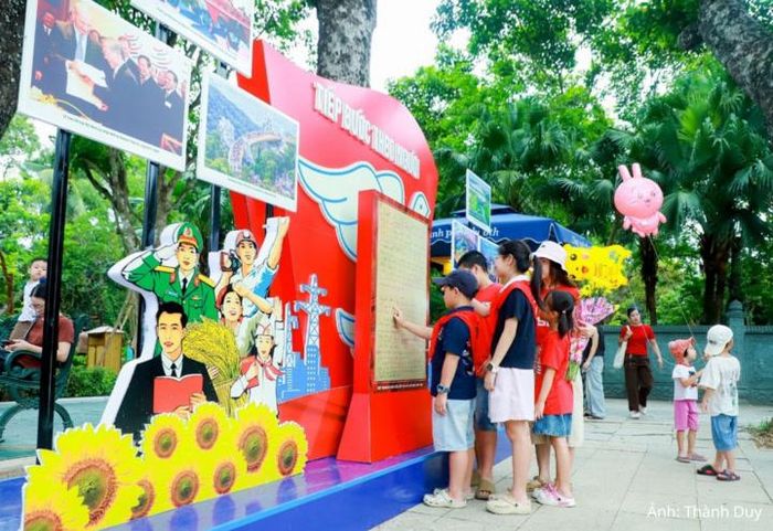 Dịp lễ năm nay, Khu di tích Quốc gia đặc biệt Kim Liên bố trí không gian trưng bày chuyên đề “Hành trình theo chân Bác” để phục vụ nhân dân và du khách. Tám mô hình nghệ thuật kết hợp hình ảnh, tư liệu, hiện vật và đồ họa thông tin kể lại cuộc đời, sự nghiệp cách mạng của Chủ tịch Hồ Chí Minh theo dòng thời gian.