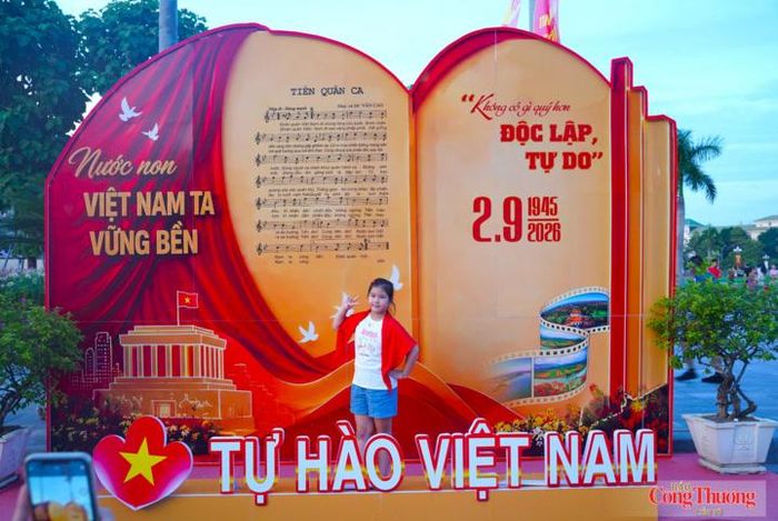 Nhiều không gian rực rỡ để người dân ghi lại những hình ảnh ý nghĩa  