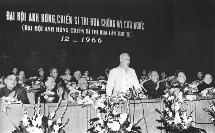 Chủ tịch Hồ Chí Minh thăm và nói chuyện tại Đại hội Anh hùng, chiến sĩ thi đua chống Mỹ cứu nước lần thứ 4 (30/12/1966). Ảnh: hochiminh.vn