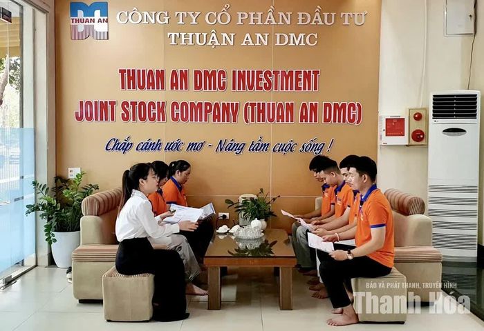 Tư vấn, định hướng cho người lao động trước khi xuất cảnh tại Công ty CP Đầu tư Thuận An DMC (phường Đông Quang). Ảnh: Trường Giang