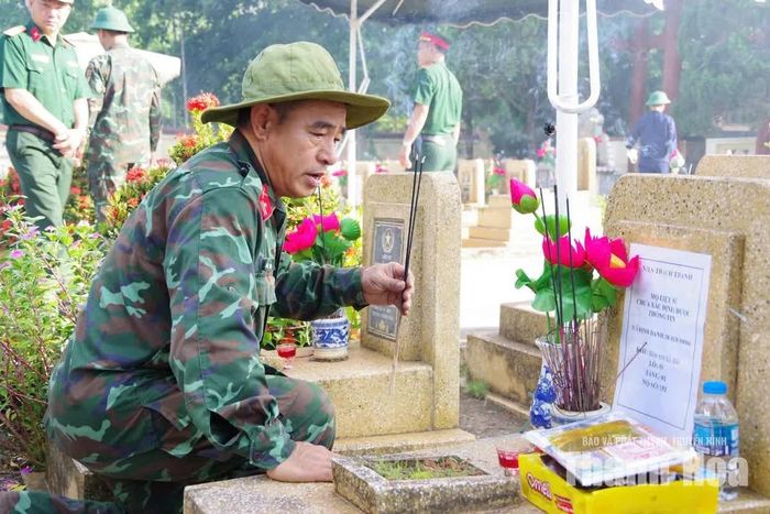 Thiếu tá quân nhân chuyên nghiệp Bùi Quốc Đạt thực hiện nhiệm vụ lấy mẫu hài cốt liệt sĩ trong Chiến dịch 500 ngày đêm. Ảnh: Hoàng Lan