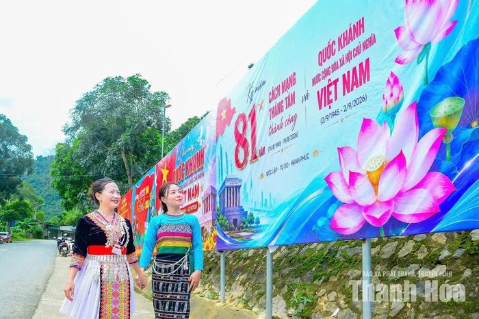 Người dân xã Trung Lý đi chơi Tết Độc lập. Ảnh: Hoàng Đông