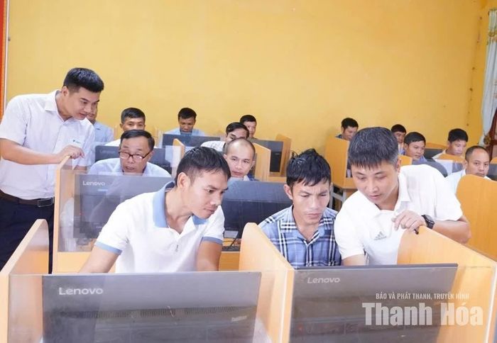 Bí thư chi bộ, trưởng thôn và trưởng ban công tác mặt trận của các thôn trên địa bàn xã Hóa Quỳ đang được trang bị những kiến thức cơ bản về công nghệ số.