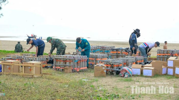 Pháo được đưa đến khu vực tập kết tại bãi biển đối diện khu vực sân khấu diễn ra chương trình nghệ thuật tại Quảng trường biển Sầm Sơn.