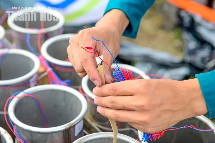 Nối kíp nổ với nhau là phần quan trọng nhất trong việc lắp đặt trận địa. Sau đó, lực lượng chức năng sẽ dùng thiết bị điện tử lập trình và điều khiển bắn pháo hoa từ xa.