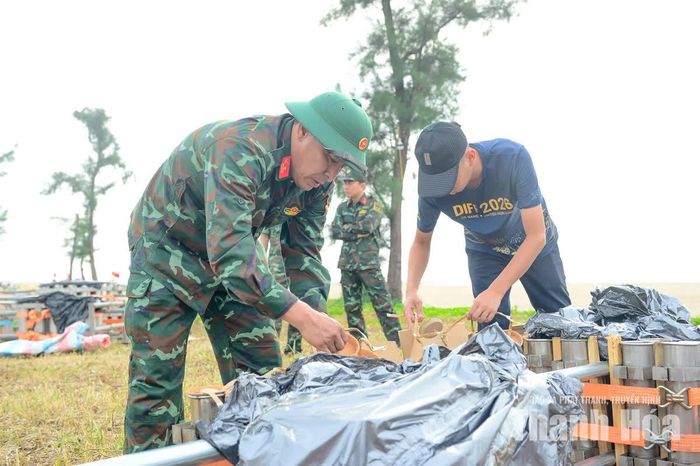 Để chuẩn bị cho chương trình, ngay từ sớm, các cán bộ, chiến sĩ thuộc Ban Chỉ huy Quân sự phường Sầm Sơn, Bộ Chỉ huy Quân sự tỉnh Thanh Hóa, cùng dân quân, tự vệ phường đã có mặt để thực hiện việc lắp đặt.