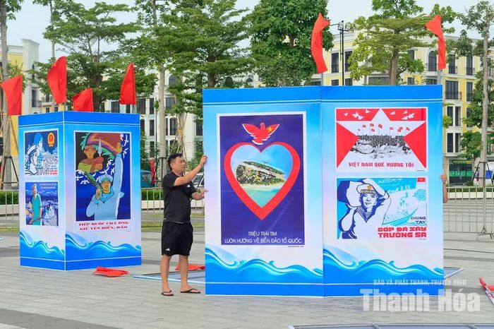 Công tác trang trí khánh tiết được triển khai đồng bộ, góp phần tạo nên không gian rực rỡ sắc màu chào mừng Quốc khánh 2/9.