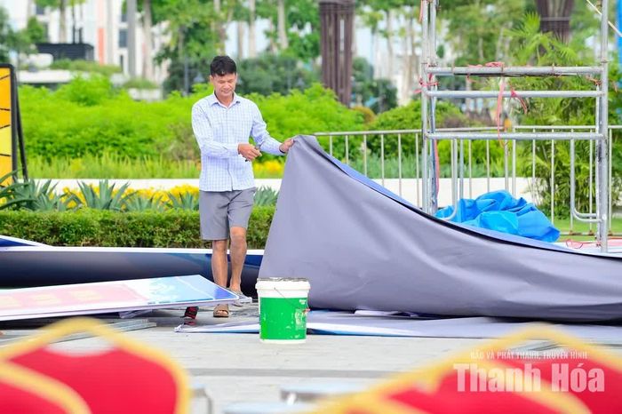 Từ sân khấu, hệ thống âm thanh, ánh sáng đến công tác an ninh... tất cả đều đã sẵn sàng cho một đêm hội rực rỡ, hứa hẹn mang đến nhiều trải nghiệm đáng nhớ cho người dân và du khách.