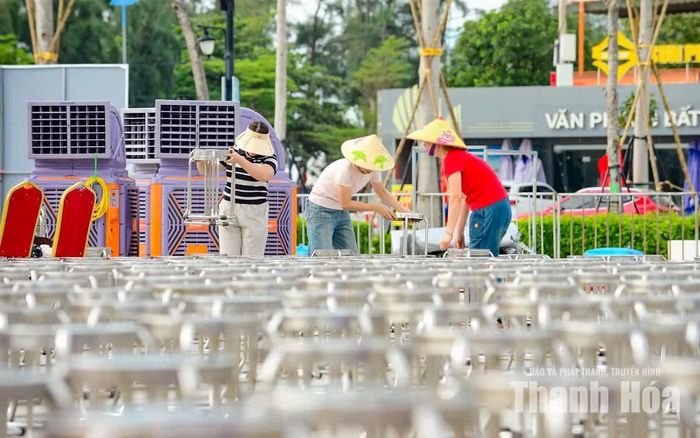 Ban Tổ chức gấp rút hoàn thiện khâu bố trí ghế ngồi, chỉnh trang không gian tại Quảng trường biển Sầm Sơn, sẵn sàng phục vụ người dân và du khách đến thưởng thức chương trình nghệ thuật.
