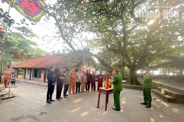 Lực lượng Công an hướng dẫn cách phòng cháy, chữa cháy cho đội ngũ quản lý đền Độc Cước (phường Sầm Sơn).