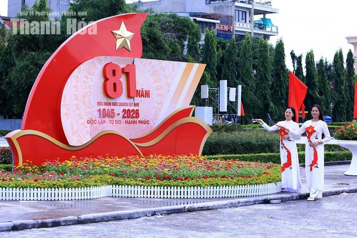 Không gian Quảng trường Lam Sơn được trang trí pano, áp phích, biển hiệu rực rỡ, sẵn sàng đón hàng ngàn người dân đến theo dõi chương trình nghệ thuật và màn bắn pháo hoa.