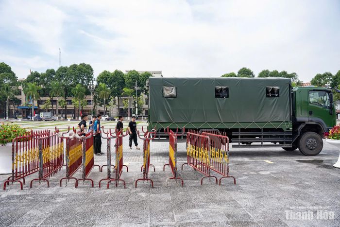 Các lực lượng bảo vệ thực hiện phương án bảo đảm an ninh, trật tự, sẵn sàng làm nhiệm vụ, bảo đảm an toàn cho người dân tham gia chương trình.