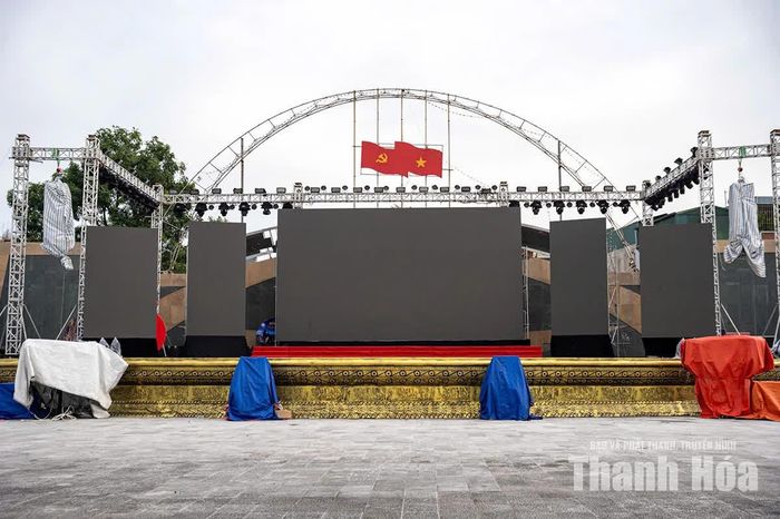 Tại khu vực sân khấu chính, các hạng mục như âm thanh, ánh sáng, thiết kế sân khấu... đã được hoàn tất.