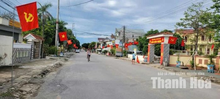 Xã Quảng Bình huy động các tổ chức chính trị - xã hội treo cờ tại các tuyến đường chính.