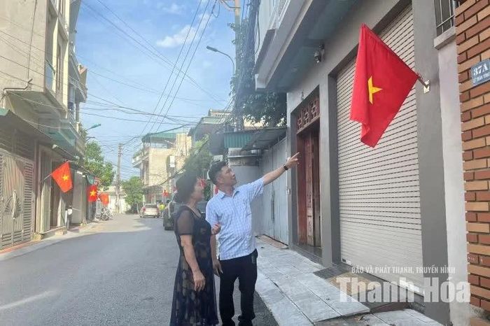Cờ Tổ quốc được treo trang trọng trên các tuyến đường của Tổ dân phố Kiều Đại (phường Hạc Thành).