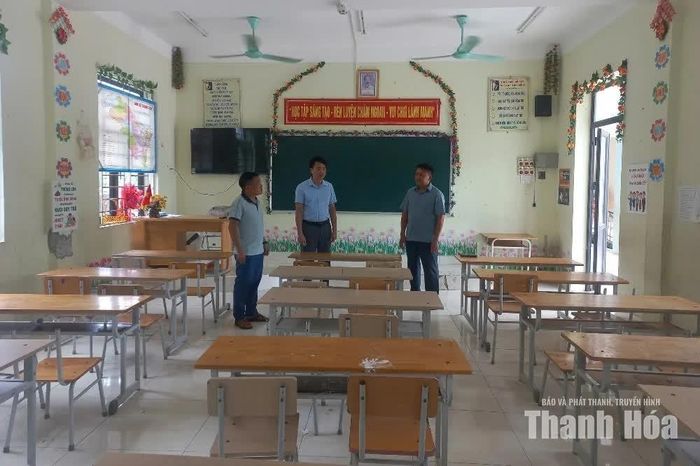 Lãnh đạo xã Nhi Sơn kiểm tra cơ sở vật chất tại Trường TH&THCS Nhi Sơn.