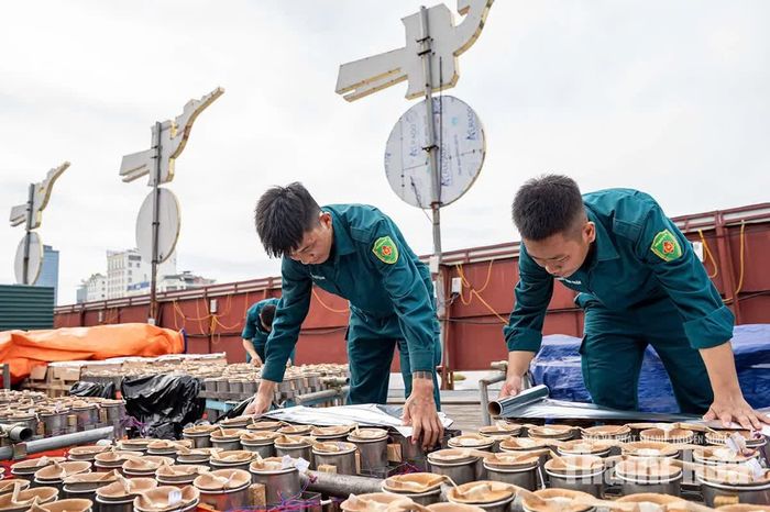 Từng quả pháo đã yên vị trong các ống phóng, sẵn sàng tạo nên màn trình diễn rực rỡ trên bầu trời Thanh Hóa trong đêm chào mừng Quốc khánh 2/9.