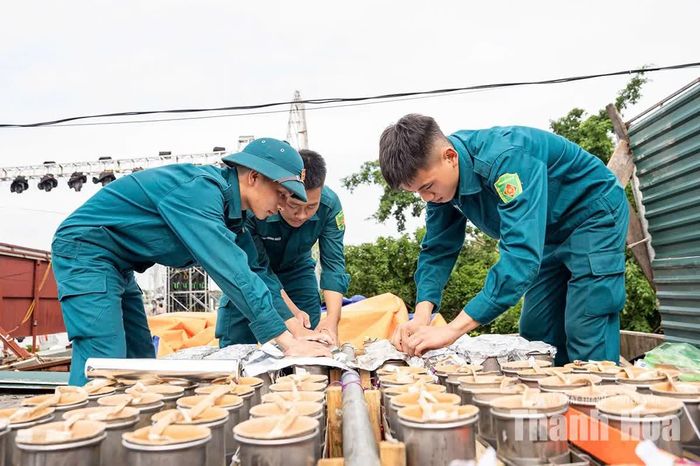Công tác đấu nối kíp nổ, lắp đặt hệ thống điều khiển được thực hiện nghiêm ngặt, bảo đảm các yêu cầu về kỹ thuật, an toàn và chất lượng trước giờ khai hỏa.