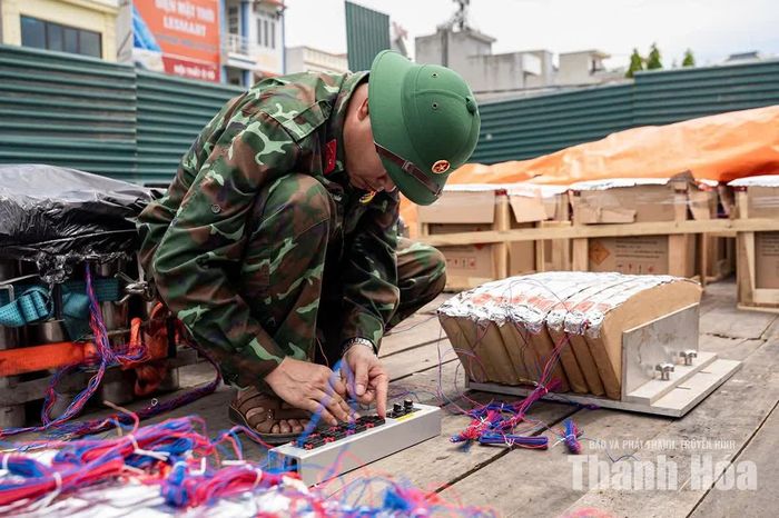 Sau khi tập kết, từng quả pháo được đưa vào các ống phóng và đấu nối dây dẫn, kíp nổ theo đúng quy trình kỹ thuật.