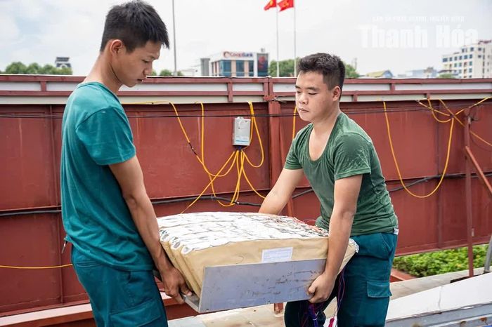 Theo đó, lực lượng dân quân tự vệ có mặt từ rất sớm tại Quảng trường Lam Sơn, hỗ trợ tập kết pháo hoa và chuẩn bị các điều kiện cần thiết cho màn trình diễn.