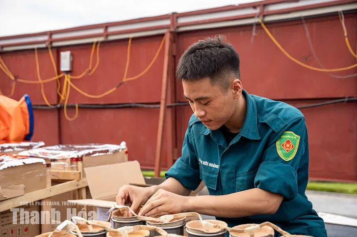 Công tác lắp đặt, đấu nối kỹ thuật theo sơ đồ đã được chuẩn bị từ trước được triển khai khẩn trương.