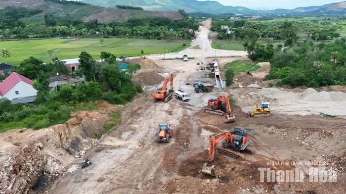 Không khí lao động xuyên ngày nghỉ lễ trên dự án đường nối cao tốc Bắc - Nam với Quốc lộ 1A đi Cảng Nghi Sơn.