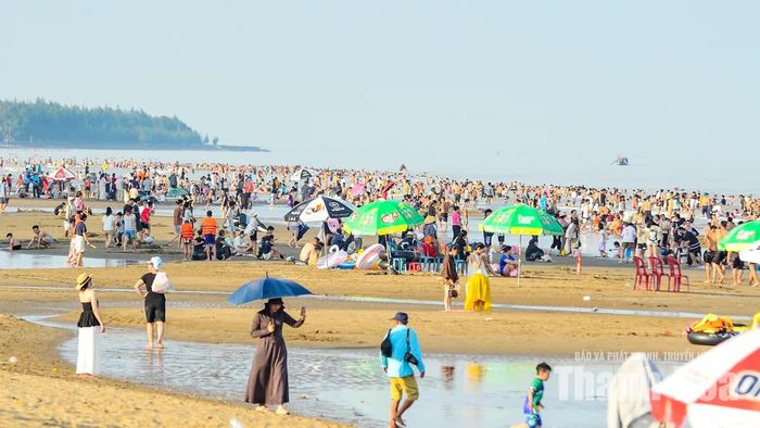  Năm nay, thời tiết thuận lợi cùng lợi thế thiên nhiên ưu đãi ban tặng, Sầm Sơn trở thành điểm đến được du khách yêu thích và lựa chọn.